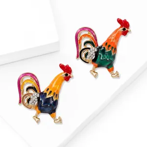 Broches élégantes en forme de coq doré avec émail coloré et accents en zircon brillant