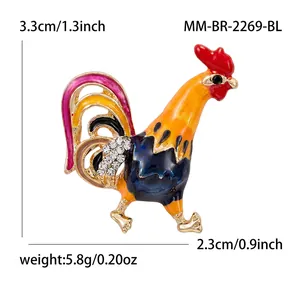 Détail de la broche coq colorée avec finition en émail et strass blancs brillants