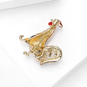 Broche coq dorée minimaliste à la mode avec épingle détaillée et finition émail