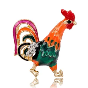 Broche coq colorée en émail tendance avec strass sur une base en métal doré