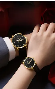 Nahaufnahme von Partneruhren mit braunem Lederarmband und Datumsanzeige auf Zifferblatt