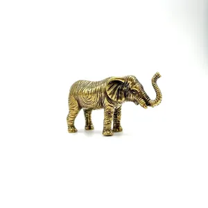Gros plan sur la texture de peau détaillée et la trompe d'une statue d'éléphant vintage