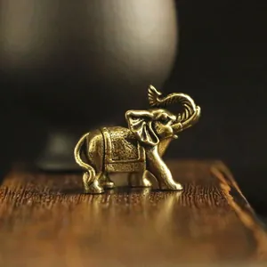 Vue macro du porte-encens éléphant en laiton détaillé sur un socle en bois massif