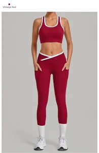 Detail des retro-roten Yoga-Sets mit weißem Kontrastbesatz und V-förmigem Cross-Bund