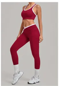 Detail eines weinroten Yoga-Sets mit Cross-Waist-Leggings und seitlichen Taschen