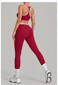Detailaufnahme des weinroten Yoga-Sets mit gekreuztem Rücken und weißen Paspeln