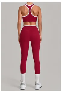 Detailansicht von Racerback Sport-BH und High-Waist Leggings in Burgunder mit weißem Rand