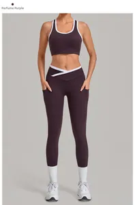 Details des dunkelvioletten Yoga-Sets mit Kontrastpaspeln und Seitentaschen