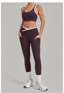 Detail der hoch taillierten V-förmigen Cross-Taille und Seitentaschen bei Pflaume Leggings