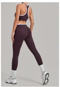 Detailansicht des bordeauxroten Yoga-Sets mit Leggings, Seitentasche und Scrunch-Butt-Effekt
