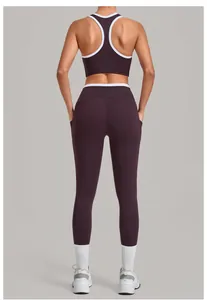 Rückansicht des lila Yoga-Sets mit Racerback-Top und High-Waist-Leggings mit Taschen