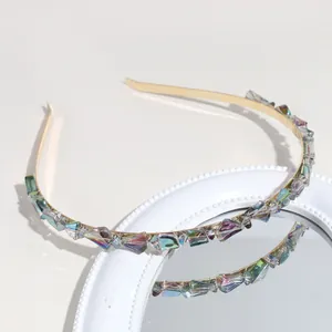 Diadema de cristales multicolores brillantes con una fina montura de metal dorado