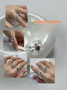 Détail de la bague coeur en argent S925 avec texture glace et zircon brun