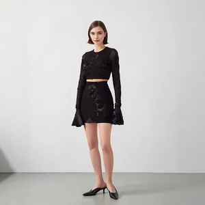 Ensemble deux pièces noir élégant avec broderie florale, crop top et mini-jupe