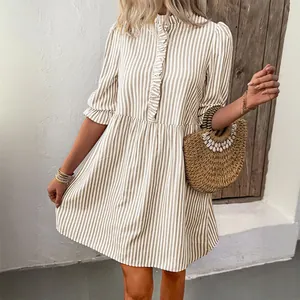 Détail d'une robe courte rayée avec col à volants et manches bouffantes pour l'été