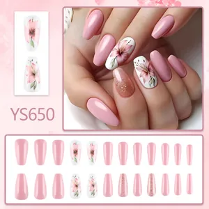 Faux ongles cercueil rose et blanc avec motifs floraux et finition pailletée