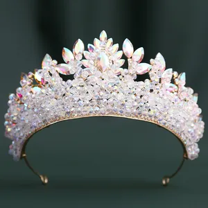 Gros plan d'une couronne de mariée dorée avec perles de cristal et strass marquise