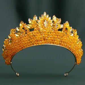 Détails d'une couronne de mariée en cristaux ambrés et perles scintillantes