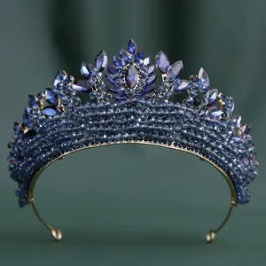 Détails de la couronne en cristal bleu avec perles ciselées sur monture dorée