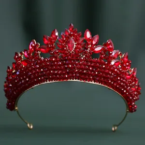 Gros plan de perles de cristal rouge et alliage doré sur une couronne baroque