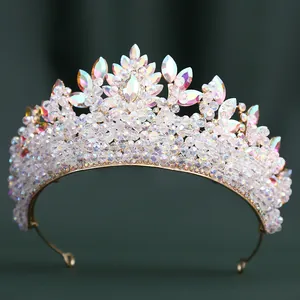 Vue détaillée de la couronne de mariée en or avec cristaux AB et gemmes marquises