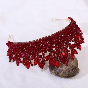 Vue détaillée de la couronne de mariée dorée avec cristaux rouges et strass de luxe