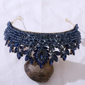 Détail d'une couronne de mariée de luxe avec cristaux bleu saphir et perles dorées
