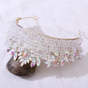 Détail d'une couronne de mariée dorée avec cristaux AB et perles denses serties