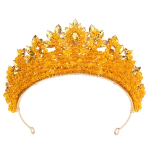 Détail de couronne de mariée avec cristaux ambrés et gemmes jaunes en forme de marquise