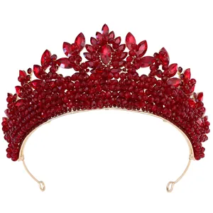 Vue détaillée de strass en cristal rouge luxueux sertis sur couronne en métal doré