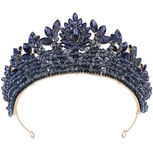 Détail de couronne de mariée de luxe avec cadre doré et perles de cristal bleu foncé