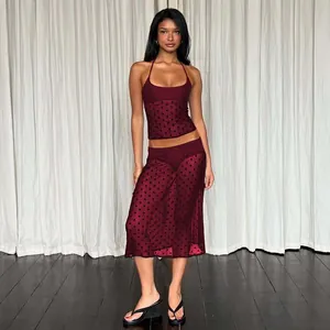 Détail de l'ensemble haut dos nu bordeaux et jupe midi à pois en maille transparente