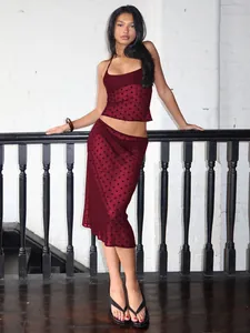 Ensemble deux pièces sexy en tulle bordeaux à pois avec haut licou et jupe midi