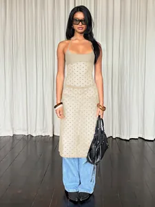 Ensemble deux pièces beige à pois en tulle avec haut licou et jupe midi à texture transparente