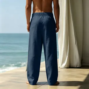Vista posteriore dei pantaloni larghi in lino da uomo blu scuro sul balcone al mare
