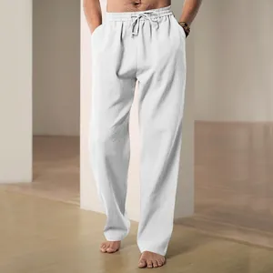Dettaglio dei pantaloni da uomo in misto lino bianco con coulisse elastica e taglio dritto