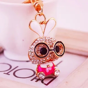Porte-clés lapin en strass brillants avec lunettes noires et émail rose