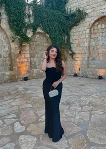 Détail de robe sirène noire élégante bustier avec drapé asymétrique à la taille