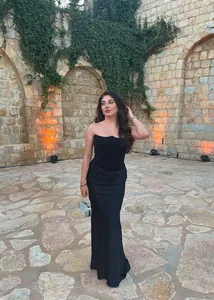 Détail d'une robe longue bustier noire élégante avec des plis à la taille