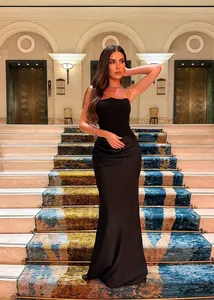 Détail d'une robe sirène noire bustier élégante avec taille plissée et fini satiné