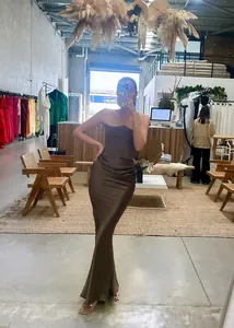 Détail de la robe de soirée bustier en satin marron avec taille plissée et coupe sirène