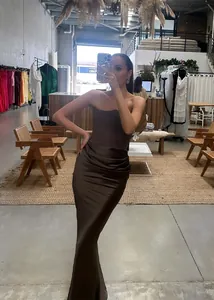 Détail d'une élégante robe de soirée bustier en satin marron avec taille plissée
