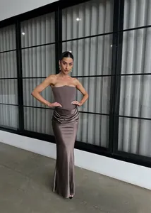 Détail du haut corset moka et jupe longue en satin assortie avec plis drapés élégants