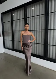 Détail de la robe de soirée élégante en satin marron avec corset et jupe drapée