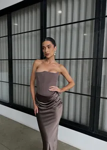Détail d'un haut corset marron avec baleines verticales et jupe longue en satin