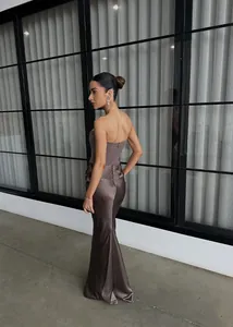 Détail d'une robe de soirée bustier en satin moka montrant la texture soyeuse du tissu