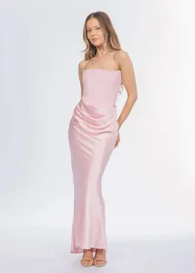 Détail d'une robe bustier en satin rose pâle avec drapés sophistiqués et coupe sirène élégante