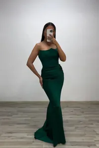 Détail d'une robe sirène bustier vert émeraude avec plis élégants et finition satinée