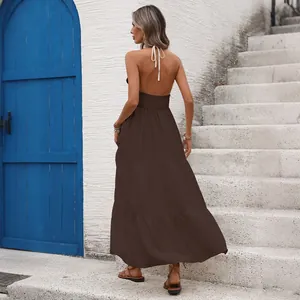 Détail du dos smocké et du lien licou sur la robe longue marron de style bohème