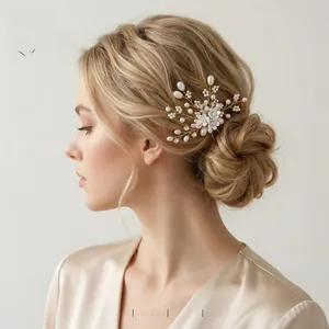 Détail de l'épingle à cheveux mariée faite main avec fleurs blanches et perles chic